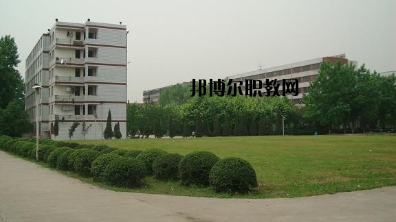 四川省工業(yè)貿(mào)易學(xué)校2020年報(bào)名條件、招生要求、招生對象