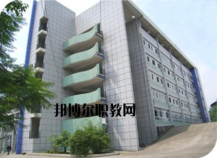 東興區(qū)東方科技職業(yè)技術(shù)學(xué)校2020年報(bào)名條件、招生要求、招生對象