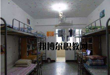 不同的同學(xué)對(duì)學(xué)校的宿舍期待是不一樣的。有的同學(xué)希望宿舍有空調(diào)，有的同學(xué)認(rèn)為這并不重要。有的同學(xué)希望寢室有書桌等供自己學(xué)習(xí)的條件，而有的同學(xué)則認(rèn)為寢室只是用來休息的。一千個(gè)人的眼中有一千個(gè)哈姆雷特，在對(duì)一件事情進(jìn)行考評(píng)的時(shí)候，同學(xué)們可以結(jié)合自己的實(shí)際需要來看，而非人云亦云。  定南中等專業(yè)學(xué)校宿舍條件 學(xué)校宿舍算是比較不錯(cuò)的了，生活設(shè)施齊全，可以滿足同學(xué)們的大部分需求，配有衛(wèi)生間、空調(diào)、熱水等設(shè)施，通風(fēng)、采光條件也較好。  定南中等專業(yè)學(xué)校辦學(xué)條件 定南中等專業(yè)學(xué)校地處贛粵門戶——定南，建辦于1958年，占地面積135畝，校舍建筑面積2.5萬平方米，辦學(xué)規(guī)?？扇菁{近2000人使用。學(xué)校師資力量雄厚，擁有高級(jí)職稱以上教師若干人。  定南中等專業(yè)學(xué)校概況 定南中專是我縣唯一一所培養(yǎng)技能型人才的中等專業(yè)學(xué)校，現(xiàn)開設(shè)了學(xué)前教育、電子技術(shù)應(yīng)用、模具制造技術(shù)、汽車運(yùn)用與維修、“三校生”高考、旅游服務(wù)與管理等六大特色專業(yè)。學(xué)校各專業(yè)設(shè)備先進(jìn)，現(xiàn)有現(xiàn)代化汽車二級(jí)維護(hù)、幼兒情境模擬、電子電拖、模具制造、程序控制等29間實(shí)訓(xùn)教室，擁有紙質(zhì)藏書近10萬冊(cè)，電子藏書超過20萬冊(cè)，所有教室裝備了錄播一體、信息化教學(xué)設(shè)備，實(shí)現(xiàn)了校園智慧化管理。  小編總結(jié) 看過學(xué)校的宿舍條件以后，不知道大家覺得定南中等專業(yè)學(xué)校的宿舍是否滿足了自己的預(yù)期呢?我們可以了解到，這所學(xué)校的宿舍算是比較不錯(cuò)的了，生活設(shè)施齊全，可以滿足同學(xué)們的大部分需求，配有衛(wèi)生間、空調(diào)、熱水等設(shè)施，通風(fēng)、采光條件也較好。