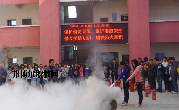 當同學們對一所學校感興趣的時候，一般會通過怎樣的方式來了解這所學校的相關信息呢?相信很多的同學都會選擇通過上網(wǎng)查詢的方式來對學校信息進行了解，可是有的時候網(wǎng)上有的學校信息并不全面，一些招生信息同學們只能通過撥打學校招生電話進行了解。  上饒中等職業(yè)學校招生電話：0793-8629088  上饒中等職業(yè)學校郵箱：srdzgy@jxedu.gov.cn  上饒中等職業(yè)學校簡介 上饒中等職業(yè)學校創(chuàng)辦于1998年，是經(jīng)市教育局98[131]號文件和省教[2000]018號文件批準的全日制職業(yè)中專學校?，F(xiàn)有專業(yè)十個，在籍學生1200余人，專職教師60多名，學校秉承“勤學、奮進、友愛、創(chuàng)新”的校訓，以教學管理嚴格，封閉式軍事化管理為特色。全體員工克盡職守，愛崗敬業(yè)，用心工作，真心服務。十五年來培育了數(shù)8000余名技術人才，受到市委、市政府和用人單位的充分肯定。  上饒中等職業(yè)學校就業(yè)優(yōu)勢 學校畢業(yè)的學生都通過學校一系列的考核，有過硬的動手能力和理論知識，能確保各專業(yè)的畢業(yè)生基本上專業(yè)對口的就業(yè)上崗，并受到用人單位一致好證，畢業(yè)業(yè)供不應求。就業(yè)率一真位居全市前列，被省教育廳授予“江西省中等職業(yè)學校就業(yè)先進單位”。  小編總結 有的時候，網(wǎng)上有的只是關于學校的辦學條件介紹，而對于學校當年招生政策的信息介紹卻不多。因此，小編建議，為了同學們可以更順利地報考，接下來可以通過撥打招生電話的方式先對學校的招生政策做一個詳細的了解。
