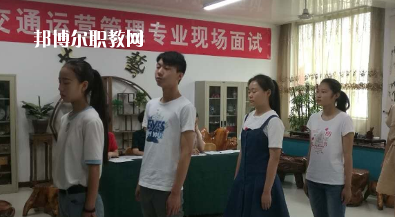 問(wèn)：蘭州紅古區(qū)職教中心怎么樣、好不好?  答：紅古區(qū)職業(yè)教育中心是一所以培養(yǎng)實(shí)用技術(shù)人才為特點(diǎn)的公辦學(xué)校，地處蘭州市紅古區(qū)政府所在地海石灣。中心始終堅(jiān)持以服務(wù)為宗旨，以就業(yè)為導(dǎo)向的辦學(xué)方針，面向市場(chǎng)開(kāi)辦專業(yè)。學(xué)校擁有設(shè)施先進(jìn)、配備精良的汽修、鉗工、電子、鋼琴、舞蹈、美術(shù)、計(jì)算機(jī)等實(shí)訓(xùn)室。近年來(lái)學(xué)校教育教學(xué)質(zhì)量穩(wěn)步提高,連續(xù)三年獲得蘭州市中職學(xué)校教育教學(xué)質(zhì)暈優(yōu)秀獎(jiǎng)。  蘭州紅古區(qū)職教中心升學(xué) 我校分別與蘭州職業(yè)技術(shù)學(xué)院、白銀礦治職業(yè)技術(shù)學(xué)院、甘肅林業(yè)職業(yè)技術(shù)學(xué)院、平?jīng)雎殬I(yè)技術(shù)學(xué)院、甘肅畜牧工程職業(yè)技術(shù)學(xué)院簽訂了中高職一體化聯(lián)合辦學(xué)協(xié)議，學(xué)生在校學(xué)習(xí)兩年，參加高校轉(zhuǎn)段測(cè)試，成績(jī)合格升入聯(lián)辦高校學(xué)習(xí)三年，畢業(yè)后發(fā)放國(guó)家承認(rèn)(統(tǒng)招)的畢業(yè)證書(shū)。  蘭州紅古區(qū)職教中心設(shè)施 設(shè)有計(jì)算機(jī)實(shí)訓(xùn)室3個(gè)，共計(jì)計(jì)算機(jī)百余臺(tái)，開(kāi)通了校園網(wǎng)、電信光纖接入互聯(lián)網(wǎng)，并建成了獨(dú)立域名的校園網(wǎng)站。學(xué)習(xí)有普通機(jī)床車間、數(shù)控實(shí)訓(xùn)室、車工實(shí)訓(xùn)室、電子電工實(shí)訓(xùn)室、家電整機(jī)實(shí)訓(xùn)室、器材室，兩個(gè)面積130平方米的舞蹈實(shí)訓(xùn)室和兩個(gè)美術(shù)創(chuàng)作室。  蘭州紅古區(qū)職教中心拓展閱讀 為了使職業(yè)教育穩(wěn)步發(fā)展，學(xué)校實(shí)行了“校校合作”、“校企合作”、“工學(xué)結(jié)合”的辦學(xué)模式，在經(jīng)濟(jì)發(fā)達(dá)地區(qū)全力打造就業(yè)實(shí)習(xí)基地，安排畢業(yè)生在上海、南京、安徽、蘇州等地區(qū)就業(yè)。為了培養(yǎng)學(xué)生的就業(yè)能力，開(kāi)展了學(xué)生以社會(huì)實(shí)踐為主，旨在增強(qiáng)學(xué)生提前了解企業(yè)生產(chǎn)、管理、工作強(qiáng)度等為內(nèi)容的“工學(xué)結(jié)合”活動(dòng)，收到了良好的效果。“工學(xué)結(jié)合”實(shí)踐活動(dòng)解決了困難家庭學(xué)生上學(xué)難的問(wèn)題。  在學(xué)校的時(shí)光是很有限的，你要懂得珍惜。不僅僅在學(xué)業(yè)上有所提升，也要不斷的提升個(gè)人的魅力，社會(huì)是一個(gè)需要有能力有遠(yuǎn)見(jiàn)人才的體系，如果你有目標(biāo)和理想，也會(huì)更加的有學(xué)習(xí)的動(dòng)力，對(duì)企業(yè)來(lái)說(shuō)，有主見(jiàn)的人才更受人歡迎。