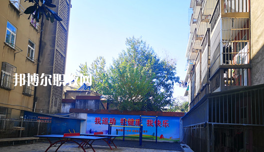 在對這所學校進行判斷以后，才會知道不同學校之間所公布的各方面情況都是不同的，而這些信息也是需要學生自己去進行判斷的，當然了其中有關于學校的住宿環(huán)境也是需要被學生所了解的，畢竟這是每個學生在學校的住宿情況。  蕪湖職業(yè)技術學院附屬中等職業(yè)學校住宿條件 學生宿舍實行四人間公寓化、封閉式管理，并配有校園公共浴室、住宿條件不錯，給學生提供了一個舒適、安全的學習和生活環(huán)境。  蕪湖職業(yè)技術學院附屬中等職業(yè)學校辦學條件 學校坐落在美麗的鏡湖公園和九蓮塘公園中間，是市中心唯一的一所公辦職業(yè)學校，交通便利，環(huán)境優(yōu)美，生活方便。學校本著對教育教學質量和學生負責的態(tài)度，劃定最低錄取線。住校生宿舍條件優(yōu)越，實行公寓化、封閉式管理。學校教學設備齊全，多媒體電教室、多功能活動廳、計算機組裝實驗室、數(shù)字化動漫實驗室、語言實驗室、實訓賓館、與學院聯(lián)網(wǎng)的校園網(wǎng)及學院擁有的實驗實訓室等，為學生提升動手能力、開拓視野創(chuàng)造了得天獨厚的條件。  蕪湖職業(yè)技術學院附屬中等職業(yè)學校師資力量 近幾年我校一批優(yōu)秀教師、教壇新星脫穎而出，多人次獲國家、省、市一等獎項。我校現(xiàn)有正教授一名，省級特級教師一名(同類學校唯一)，高中級教師若干。學校聘請蕪湖職業(yè)技術學院專家教授組成教學督導組實施教學督導，對備課、上課等教學環(huán)節(jié)進行全程質量評估，以督導促教學、以督導促創(chuàng)新、以督導促規(guī)范，使學生學有所成。我校教學計劃和課程設置是由學院、附校、用人單位、專業(yè)領域專家四方參與研發(fā)。已形成：頂層設計、分層教學、工學結合、系統(tǒng)培養(yǎng)的獨特教學模式。嚴把教學標準和畢業(yè)生質量標準兩個關口。  以上所介紹的信息便是有關于蕪湖職業(yè)技術學院附屬中等職業(yè)學校的住宿情況，就可以知道其實這所學校對于學生的基本需求是可以滿足的，但是學生想要選擇其他方面的住宿情況話，就需要學生提前去對每所學校的住宿情況進行了解。