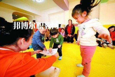 隨著二胎政策的放寬，我國(guó)新生兒的數(shù)量明顯增多，這也說明，在未來的很長(zhǎng)一段時(shí)間里，幼師都是一個(gè)非常受歡迎的行業(yè)，而四川是座發(fā)展迅速，有深厚文化底蘊(yùn)的城市，自然是受到很多同學(xué)喜愛，近日，就會(huì)問小編關(guān)于四川讀幼師學(xué)校好不好?那接下來，小編就給大家介紹一下四川幼師學(xué)校，如果你有更多疑問，歡迎點(diǎn)擊右側(cè)的咨詢欄與我們交流。  四川讀幼師的就業(yè)前景 就業(yè)容易，畢業(yè)學(xué)生不愁“嫁”盡管當(dāng)前就業(yè)形勢(shì)嚴(yán)峻，各地大學(xué)生就業(yè)難度大，但許多城市的學(xué)前教育專業(yè)畢業(yè)生并未受影響，反而逆勢(shì)上漲，待遇也比往年有所提高。近年來，由于幼兒園發(fā)展的需要，很多單位幼兒教師奇缺，連男老師也變得搶手起來。學(xué)前、初教專業(yè)畢業(yè)生不愁“嫁”，甚至有很多幼教機(jī)構(gòu)到學(xué)校預(yù)約、搶簽畢業(yè)生，幼教人才受歡迎程度可見一斑。  四川讀幼師的優(yōu)勢(shì) 幼教項(xiàng)目的穩(wěn)定性強(qiáng)，不受市場(chǎng)沖擊，打造終身產(chǎn)業(yè)?，F(xiàn)階段，無論是從國(guó)家教育改革發(fā)展的全局出發(fā)，還是從目前有關(guān)民辦學(xué)前教育的法律法規(guī)政策等方面來看，民辦學(xué)前教育發(fā)展?jié)摿Χ际志薮?。其次，成就子女未來。選擇了幼教工作，可以讓我們更懂得如何教育子女，對(duì)自己未來孩子接收良好的家庭教育有著十分重要的促進(jìn)作用。女性投身幼教行業(yè)后，長(zhǎng)期接受最先進(jìn)的幼教理念和適合中國(guó)幼兒的各類課程，繼而在對(duì)自己子女的教育觀念和方法上也會(huì)更科學(xué)，為孩子今后的發(fā)展奠定更好的基礎(chǔ)。  德陽科貿(mào)職業(yè)學(xué)院幼師升學(xué)班學(xué)前教育專業(yè)介紹 本專業(yè)順應(yīng)國(guó)家“幼有所育”學(xué)前教育決策和學(xué)前教育專業(yè)人才極度短缺的社會(huì)需求而設(shè)，是一個(gè)綜合性較強(qiáng)的專業(yè)，涵蓋0-6歲兒童的教育，作為人生起點(diǎn)教育的學(xué)前教育專業(yè)對(duì)人的一生的發(fā)展和教育起著重要的奠基作用。本專業(yè)緊密對(duì)接各級(jí)各類幼兒園和早期教育機(jī)構(gòu)等實(shí)施合作辦學(xué)、合作育人，強(qiáng)化“四能”特長(zhǎng)(彈唱、舞蹈、美術(shù)、游戲)、“五會(huì)”素養(yǎng)(保育、保健、教育、溝通、管理)，致力于培養(yǎng)新時(shí)代“有愛心、有耐心、有恒心、有責(zé)任心”的學(xué)前教育人才。  培養(yǎng)目標(biāo)：本專業(yè)培養(yǎng)以立德樹人為己任，具有良好的職業(yè)道德、專業(yè)素養(yǎng)、協(xié)作精神、溝通能力和創(chuàng)新意識(shí)，擁有先進(jìn)的幼兒教育理念，具有較扎實(shí)的學(xué)前教育的專業(yè)知識(shí)與專業(yè)技能，具備較強(qiáng)的幼兒保教能力，從事幼兒園教育教學(xué)、保育保健工作的高素質(zhì)應(yīng)用型人才。  核心課程：學(xué)前教育學(xué)、學(xué)前兒童心理學(xué)、幼兒游戲理論與實(shí)踐、幼兒行為觀察、幼兒園五大領(lǐng)域教育、學(xué)前衛(wèi)生學(xué)、聲樂、鋼琴、舞蹈、美術(shù)、幼兒歌曲彈唱、幼兒舞蹈創(chuàng)編、幼兒園班級(jí)管理、幼兒手工、家庭教育等。  職業(yè)前景：習(xí)近平總書記在“黨的十九大”上指出：“增進(jìn)民生福祉是發(fā)展的根本目的。必須多謀民生之利、多解民生之憂，在發(fā)展中補(bǔ)齊民生短板、促進(jìn)社會(huì)公平正義，在幼有所育、學(xué)有所教上不斷取得新進(jìn)展。”  2019年教育部《2018年全國(guó)教育事業(yè)發(fā)展統(tǒng)計(jì)公報(bào)》顯示，2018年全國(guó)共有幼兒園26.67萬所，比上年增加1.17萬所，增長(zhǎng)4.60%; 在園幼兒4656.42萬人，比上年增加56.28萬人;學(xué)前教育毛入園率達(dá)到81.7%，比上年提高2.1%，且0-6歲兒童超過1億，幼兒園專任教師258.14萬人。按照國(guó)家對(duì)學(xué)前教育師幼比(1:5)的規(guī)定，幼兒園專任教師的缺口高達(dá)673萬多。學(xué)前教育專業(yè)人才就業(yè)前景非常廣闊。  就業(yè)崗位：幼兒園教師、幼兒保育員、幼兒保健教師、早期教育教師。  獲取資格證書：幼兒園教師資格證、普通話水平證書(二甲及以上)  專業(yè)實(shí)訓(xùn)室：幼兒保育實(shí)訓(xùn)室、幼兒衛(wèi)生保健實(shí)訓(xùn)室、仿真幼兒園、幼兒手工制作實(shí)訓(xùn)室、幼兒美術(shù)實(shí)訓(xùn)室、聲樂實(shí)訓(xùn)室、形體舞蹈實(shí)訓(xùn)室、鋼琴實(shí)訓(xùn)室、游戲與感統(tǒng)實(shí)訓(xùn)室、繪本實(shí)訓(xùn)室、蒙臺(tái)梭利教育實(shí)訓(xùn)室、奧爾夫音樂實(shí)訓(xùn)室等。  專業(yè)實(shí)踐基地：廣漢市第三幼兒園、廣漢市雒城鎮(zhèn)第四幼兒園、廣漢市西外中心幼兒園、德陽市旌南幼兒園、德陽市黃河?xùn)|路幼兒園、四川師范大學(xué)實(shí)驗(yàn)幼兒園、四川師范大學(xué)附屬啟夏幼兒園、成都市武侯區(qū)福錦幼兒園、崇州市虹橋歡樂谷幼兒園、岳池知恩行幼兒園、西充縣青葵幼兒園等。  上面關(guān)于四川讀幼師學(xué)校好不好?小編介紹了，小編覺得不管是讀什么學(xué)校都是要從多方面來考慮的，要看行業(yè)的發(fā)展前景怎么樣，還要看這個(gè)專業(yè)到底適不適合自己，就好像幼師學(xué)校，一定要學(xué)好小孩子才可以去讀，因?yàn)檫@個(gè)專業(yè)將來出來不管做什么工作，都是要和小朋友待在一起的。如有更多問題，歡迎咨詢邦博爾網(wǎng)。