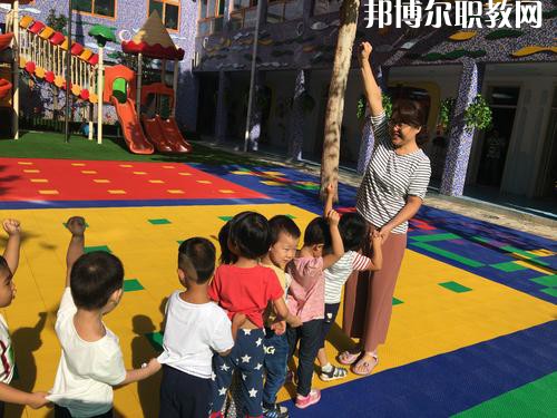 隨著我國(guó)人口基數(shù)的大幅上漲，我國(guó)幼兒園的數(shù)量呈現(xiàn)逐年遞增的趨勢(shì)，但符合現(xiàn)在教育標(biāo)準(zhǔn)的專業(yè)性幼兒教師卻少之又少，所以說(shuō)幼兒教師行業(yè)是現(xiàn)目前非常有發(fā)展前途的行業(yè)之一。近日就有不少同學(xué)咨詢小編關(guān)于成都女生讀幼師學(xué)校學(xué)什么專業(yè)好?女生若是想學(xué)幼師類專業(yè)，可以選擇的專業(yè)方向是很多的，在這里就給大家介紹一下。  學(xué)前教育專業(yè)就業(yè)前景 在早期教育方面，0-3歲是人的一生中發(fā)展最重要的時(shí)期。一個(gè)人的學(xué)習(xí)能力的50%是在生命的頭4年中發(fā)展起來(lái)的，初生嬰兒的腦發(fā)育比15歲孩子快1000倍。很多思想和智力是在3歲前打下基礎(chǔ)的。0-3歲是嬰幼兒成長(zhǎng)的關(guān)鍵期：最初的身體素質(zhì)、智力發(fā)展、個(gè)性品質(zhì)的形成于發(fā)展都是從這里開(kāi)始的。越來(lái)越多的家長(zhǎng)開(kāi)始接受并重視早期教育，早期教育在我國(guó)經(jīng)過(guò)10余年的發(fā)展已經(jīng)形成相當(dāng)?shù)囊?guī)模，不僅是大城市，就算是三、四線城市也隨處可見(jiàn)大大小小的“親子園”“親子中心”“早教中心”等早教機(jī)構(gòu)，但專業(yè)的早期教育師資嚴(yán)重不足。  學(xué)前教育專業(yè)就業(yè)崗位 1、教師或兒童顧問(wèn);  2、兒童發(fā)展評(píng)估和指導(dǎo)人員、兒童教育和衛(wèi)生發(fā)展政策制定者、兒童教育咨詢專家——在有關(guān)政府機(jī)關(guān)、各大醫(yī)院的兒科門(mén)診工作;  3、兒童專欄節(jié)目采編人員——在報(bào)社、雜志社、電臺(tái)電視臺(tái)等媒體工作;  4、各類兒童用品開(kāi)發(fā)的專業(yè)顧問(wèn)或市場(chǎng)調(diào)查和分析專業(yè)人士等。  幼師專業(yè)介紹 培養(yǎng)目標(biāo)：本專業(yè)培養(yǎng)熱愛(ài)幼兒教育事業(yè)，能適應(yīng)幼兒教育改革與發(fā)展的需要，關(guān)愛(ài)幼兒，有良好的師德、寬厚的科學(xué)文化知識(shí)和扎實(shí)的學(xué)前教育專業(yè)理論，具有過(guò)硬的專業(yè)技能、教育能力及教育研究的意識(shí)和能力，綜合素質(zhì)高，能在托幼機(jī)構(gòu)從事0-6歲保教、管理工作的幼兒教師。  核心課程：舞蹈，視唱，琴法，樂(lè)理，聲樂(lè)，美術(shù)，鍵盤(pán)和聲與伴奏，幼兒歌曲伴奏，玩教具制作，教師口語(yǔ)，教師禮儀，幼兒游戲與主持，幼兒教育學(xué)，兒童文學(xué)，幼兒衛(wèi)生與保健，幼兒心里學(xué)，幼師英語(yǔ)，珠心算等。  女生讀學(xué)前教育怎么樣 學(xué)前教育前景不錯(cuò)，對(duì)女孩來(lái)說(shuō)尤其是不錯(cuò)的選擇。特別是有品牌的幼兒園，十分吃香。  隨著我國(guó)幼教事業(yè)的迅速發(fā)展，對(duì)于幼兒教師和管理人員的需求驟增，幼師專業(yè)的畢業(yè)生供不應(yīng)求。盡管今年來(lái)全國(guó)各地一些院校增建了學(xué)前教育專業(yè)來(lái)培養(yǎng)幼兒教師，仍然不能滿足整個(gè)社會(huì)的需求。  國(guó)家中長(zhǎng)期教育改革和發(fā)展規(guī)劃綱要(2010-2020年)中指出，到2020年，普及學(xué)前一年教育，基本普及學(xué)前兩年教育，重視0至3歲嬰幼兒教育。大力發(fā)展公辦幼兒園，積極扶持民辦幼兒園。嚴(yán)格執(zhí)行幼兒教師資格標(biāo)準(zhǔn)，依法落實(shí)幼兒教師地位和待遇。  上面關(guān)于成都女生讀幼師學(xué)校學(xué)什么專業(yè)好，小編給大家介紹了。幼教專業(yè)現(xiàn)在已經(jīng)成為了當(dāng)代女生選擇的熱門(mén)的教育行業(yè)之一。因?yàn)橛讕熓呛⒆映砷L(zhǎng)關(guān)鍵的存在，越來(lái)越多的孩子需要受到教育，幼兒教師在今后的道路是很寬廣的。對(duì)于女生來(lái)說(shuō)，幼師專業(yè)還是不錯(cuò)的，因?yàn)閷?lái)從事工作上會(huì)有許多優(yōu)勢(shì)，比較好就業(yè)。