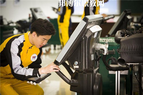 如今，汽修行業(yè)成為了當(dāng)下最熱門的行業(yè)，這已經(jīng)是一個不爭的事實(shí)了，很多汽修企業(yè)都需要經(jīng)驗(yàn)豐富的優(yōu)秀人才，汽修人才缺口很大，這使很多學(xué)生都想報考汽修學(xué)校，近日就有同學(xué)咨詢小編關(guān)于成都設(shè)有汽修學(xué)校的公辦大專學(xué)校?成都有很多公辦大專學(xué)校都開設(shè)了汽修類相關(guān)專業(yè)，在這里小編就給大家簡單介紹一下。  成都紡織高等?？茖W(xué)校辦學(xué)性質(zhì)：公辦大學(xué)  成都紡織高等?？茖W(xué)校簡介 成都紡織高等?？茖W(xué)校是四川省政府舉辦的全日制普通高等學(xué)校，直屬四川省教育廳，是中國西南地區(qū)唯一獨(dú)立建制的紡織類高等學(xué)校，國家骨干高等職業(yè)院校建設(shè)單位、四川省首批示范性高等職業(yè)院校建設(shè)單位。  學(xué)校地處四川省成都市犀浦鎮(zhèn)，校園面積616畝，原成都市世界樂園已改建成為學(xué)校北苑校區(qū)。學(xué)校環(huán)境優(yōu)美，交通便利，設(shè)施優(yōu)良，成灌高鐵、成都地鐵2號線可達(dá)學(xué)校。  成都紡織高等?？茖W(xué)校歷史沿革 學(xué)校前身為創(chuàng)立于1939年的國立中央技藝?？茖W(xué)校，秉承“服務(wù)紡織、服務(wù)社會、服務(wù)學(xué)生、服務(wù)人民”的辦學(xué)理念和培養(yǎng)具有“工程師之素養(yǎng)、技工之身手”的育人傳統(tǒng)，艱苦奮斗，薪火相傳，形成了“敬業(yè)奉獻(xiàn)、民主和諧、自強(qiáng)不息、追求卓越”的學(xué)校精神、“德修于正、學(xué)究于行”的校訓(xùn)、“團(tuán)結(jié)、勤奮、求實(shí)、創(chuàng)新”的校風(fēng)、“范、勤、嚴(yán)、愛”的教風(fēng)、“好學(xué)、善問、勤思、篤行”的學(xué)風(fēng)。  改革開放以來，學(xué)校緊緊抓住我國經(jīng)濟(jì)社會和高等教育快速發(fā)展的歷史機(jī)遇，深化改革、銳意進(jìn)取、科學(xué)發(fā)展，辦學(xué)條件不斷改善，辦學(xué)水平顯著提高，為區(qū)域經(jīng)濟(jì)社會發(fā)展和我國紡織產(chǎn)業(yè)的發(fā)展做出了應(yīng)有貢獻(xiàn)。  成都紡織高等專科學(xué)校汽車檢測與維修技術(shù)專業(yè) 培養(yǎng)目標(biāo)：本專業(yè)培養(yǎng)適應(yīng)社會主義市場經(jīng)濟(jì)發(fā)展需要的、具有良好專業(yè)素質(zhì)和職業(yè)技能的從事汽車檢測、維修及相關(guān)工作的高素質(zhì)、高技能工程應(yīng)用型人才。  主要課程：工程制圖、機(jī)械基礎(chǔ)、液壓氣動技術(shù)、發(fā)動機(jī)與汽車?yán)碚?、電工與電子技術(shù)基礎(chǔ)、汽車發(fā)動機(jī)構(gòu)造與維修、汽車底盤構(gòu)造與維修、汽車故障診斷與維修、汽車電氣設(shè)備構(gòu)造與維修、汽車專項(xiàng)高級技能與訓(xùn)練。  專業(yè)師資：教授2人、副教授5人、講師10人、工程師3人、技師3人。  教學(xué)成果：參加四川省汽車維修與故障診斷技能大賽二等獎;發(fā)表科研論文12篇。  就業(yè)情況：畢業(yè)生主要面向汽車維修及其它汽車服務(wù)業(yè)從事汽車檢測、維修及相關(guān)技術(shù)服務(wù)工作。  就業(yè)率近5年保持在95%以上，畢業(yè)后半年平均收入3094元/月、專業(yè)相關(guān)度71%。  上面關(guān)于成都設(shè)有汽修學(xué)校的公辦大專學(xué)校，小編簡單的介紹了，公辦學(xué)校的優(yōu)勢在于，在收費(fèi)和政府支持上有一定的優(yōu)勢，無論你上的是公辦學(xué)校還是民辦學(xué)校，同學(xué)們都要記住，重要的不是你上的是什么學(xué)校，而是你真正能在學(xué)校學(xué)到些什么東西，這才是最重要的事情。