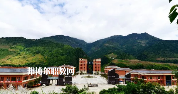 迪慶州民族中等專業(yè)學校2021年報名條件、招生要求、招生對象