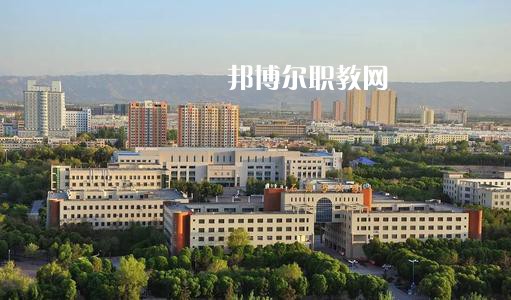 新疆石河子衛(wèi)生學(xué)校2021年有哪些專業(yè)?我們知道同學(xué)們?cè)谶x擇專業(yè)的時(shí)候?qū)嶋H上專業(yè)比學(xué)校更重要，對(duì)于同學(xué)們來(lái)說(shuō)在選擇專業(yè)的時(shí)候是需要慎重的。  新疆石河子衛(wèi)生學(xué)校專業(yè)設(shè)置 學(xué)校設(shè)有：護(hù)理學(xué)、藥劑學(xué)、檢驗(yàn)學(xué)三大專業(yè)。其中護(hù)理學(xué)：有中專和大專兩種，大專為石河子大學(xué)在該校委培專業(yè)，頒發(fā)石河子大學(xué)的畢業(yè)證書。  新疆石河子衛(wèi)生學(xué)校學(xué)校優(yōu)勢(shì) 學(xué)校地址位于石河子市中心位置，旁邊為石河子市人民醫(yī)院(農(nóng)八師石河子市人民醫(yī)院)也是石河子的120急救中心。步行至石河子市游憩廣場(chǎng)只需要10分鐘，學(xué)校地理位置屬于石河子市市中心。交通發(fā)達(dá)。  學(xué)習(xí)優(yōu)勢(shì)：每門課程都有專業(yè)的老師帶教，在每個(gè)假期，都將組織學(xué)生參與臨床見(jiàn)習(xí)，增加學(xué)生的臨床經(jīng)驗(yàn)。  其他優(yōu)勢(shì)：每一位在校生，都可以申請(qǐng)國(guó)家貧困助學(xué)金，國(guó)家撥款，每人每年1500元，均發(fā)至學(xué)生手上，解決了學(xué)生的基本溫飽問(wèn)題，為貧困學(xué)生創(chuàng)造了學(xué)習(xí)條件。  另：南疆三地州學(xué)生、農(nóng)村籍學(xué)生、貧困生(非城市、城鎮(zhèn)戶口)可以申請(qǐng)減免學(xué)費(fèi)，每人每年減免2000元，即只需繳納400元，即可上學(xué)，完成貧困學(xué)生學(xué)習(xí)的心愿。學(xué)生可以使用半價(jià)火車票往返，每年4次。  新疆石河子衛(wèi)生學(xué)校學(xué)校榮譽(yù) 學(xué)校以治校嚴(yán)謹(jǐn)，講求質(zhì)量，辦學(xué)成績(jī)斐然而著稱。多年來(lái)被石河子市評(píng)為“精神文明先進(jìn)單位”、“民族團(tuán)結(jié)先進(jìn)單位”、“衛(wèi)生綠化先進(jìn)單位”、“綜合治理先進(jìn)單位”、“招生先進(jìn)集體”，“德育教育先進(jìn)學(xué)校”。 2000年通過(guò)兵團(tuán)《中等醫(yī)學(xué)主要專業(yè)設(shè)置》評(píng)估;2003年通過(guò)兵團(tuán)《中等職業(yè)學(xué)校合格評(píng)估》;2002年被國(guó)家教育部首批確定為“全國(guó)護(hù)理專業(yè)示范點(diǎn)學(xué)校”;2003年教育部評(píng)估為“全國(guó)重點(diǎn)中等職業(yè)學(xué)校”;2004年教育部確定為全國(guó)“護(hù)理專業(yè)領(lǐng)域技能型人才培養(yǎng)培訓(xùn)基地”，同時(shí)，被國(guó)家教育部列為“全國(guó)衛(wèi)生職業(yè)教學(xué)模式研究課題組學(xué)校”、“面向二十一世紀(jì)全國(guó)衛(wèi)生職業(yè)學(xué)校系列教改教材編輯委員會(huì)”學(xué)校. 2005年4月，參加“全國(guó)護(hù)理教學(xué)改革成果展示賽”榮獲團(tuán)體“二等獎(jiǎng)”和“組織獎(jiǎng)”。2005年12月被教育教育部評(píng)為“全國(guó)護(hù)理教學(xué)改革先進(jìn)學(xué)校”。  小編為同學(xué)們整理好了學(xué)校的招生專業(yè)，同學(xué)們可以仔細(xì)的看看，對(duì)于同學(xué)們自己來(lái)說(shuō)選擇一個(gè)適合自己的專業(yè)是非常重要的事情的哦，這樣才能保證后期的就業(yè)的哦。