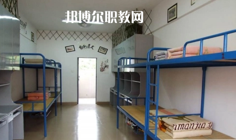 貴定縣技工學(xué)校報(bào)名條件、招生要求、招生對(duì)象是什么要求呢?每一個(gè)學(xué)校在招收學(xué)生的時(shí)候都是會(huì)有自己的要求的，同學(xué)們在找學(xué)校的時(shí)候也特別的擔(dān)心自己能不能符合到學(xué)校，小編就遇到很多這樣的學(xué)生來問，為了幫助同學(xué)們了解，小編就來整理一下學(xué)校這方面的要求。  貴定縣技工學(xué)校招生對(duì)象和條件 具有本縣戶籍井且參加當(dāng)年中招考試，品德合格、身體健康，自愿報(bào)名的應(yīng)屆初中畢業(yè)生     貴定縣技工學(xué)校錄取方式 根據(jù)當(dāng)年高中錄取分?jǐn)?shù)線下浮50分以內(nèi)，錄滿名額為止。  貴定縣技工學(xué)校就讀形式 第一學(xué)年在貴定職校就讀，開設(shè)普通高中一年級(jí)課程，適當(dāng)增加職業(yè)技能基礎(chǔ)課。一年后通過參加由貴定一中統(tǒng)一組織的選拔考試，按比例分流到貴定一中就讀。也可根據(jù)自己的意向選擇我校專業(yè)就讀，走技能成才之路，通過備考后報(bào)讀高職院校。  貴定縣技工學(xué)校校企合作 為貫徹落實(shí)好國家關(guān)于加強(qiáng)東西部扶貧協(xié)作的要求，進(jìn)一步加強(qiáng)職業(yè)教育東西協(xié)作，發(fā)揮職業(yè)教育助推脫貧攻堅(jiān)的重要作用。5月7日，副縣長荊茂團(tuán)、政府辦副主任韋凱倫、扶貧辦副主任蔡健一行，來到貴定職校開展關(guān)于廣州市南沙區(qū)“美的集團(tuán)”專項(xiàng)結(jié)對(duì)幫扶調(diào)研會(huì)議，貴定縣人力資源和社會(huì)保障局副局長、黨組副書記、貴定職校校長周傳德同志、副校長羅連慧等參加了會(huì)議。  會(huì)上，荊茂團(tuán)副縣長首先指出：要貫徹好國家“東西協(xié)作”的要求，落實(shí)好東部地區(qū)幫助西部地區(qū)盡快實(shí)現(xiàn)全面脫貧的工作，他強(qiáng)調(diào)，在職業(yè)教育上解決學(xué)生就業(yè)問題是關(guān)鍵。他還向貴定職校校長周傳德同志提出希望：希望貴定職校能輸送專業(yè)性強(qiáng)的學(xué)生到廣州市南沙區(qū)“美的集團(tuán)”工作，解決學(xué)生就業(yè)難的問題。隨后，周校長向荊副縣長匯報(bào)了我校當(dāng)前面臨的**困難是缺乏專業(yè)教師和教學(xué)設(shè)施設(shè)備，希望廣州方面能夠給予幫助。  荊副縣長立即表示：廣州市南沙區(qū)“美的集團(tuán)”會(huì)派相關(guān)的專業(yè)人員到貴定職校進(jìn)行培訓(xùn)和指導(dǎo)，并希望我校派出相關(guān)專業(yè)教師到美的集團(tuán)進(jìn)行交流學(xué)習(xí)，目的是加快校企合作的廣度與深度，促進(jìn)教學(xué)、師資隊(duì)伍質(zhì)量的全面提升，提高就業(yè)簽約率與對(duì)口率;如果我校與“美的集團(tuán)”確定校企合作關(guān)系后，“美的集團(tuán)”將會(huì)給學(xué)校提供相關(guān)的專業(yè)設(shè)施設(shè)備，開展師資能力培訓(xùn)等，以提高專業(yè)的教育教學(xué)質(zhì)量，真正實(shí)現(xiàn)“一人就業(yè)、全家脫貧”。  小編為同學(xué)們整理了關(guān)于學(xué)校的招生條件這些，實(shí)際上正常畢業(yè)的同學(xué)基本都是可以就讀的，只是在學(xué)習(xí)專業(yè)的時(shí)候同學(xué)們需要慎重一點(diǎn)，有的專業(yè)是有專業(yè)要求的，那個(gè)就必須符合，因?yàn)殛P(guān)系到今后的就業(yè)的情況的，小編建議同學(xué)們?nèi)绻_實(shí)是要就讀職校的話都要提前一點(diǎn)選擇好。