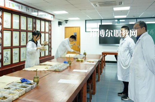 常州衛(wèi)生高等職業(yè)技術學校2022年招生辦聯(lián)系電話
