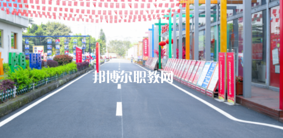 重慶新華電腦學(xué)校地址在哪里，哪個地區(qū)，哪個城市?