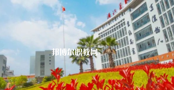 浦江縣職業(yè)技術(shù)學(xué)校招生計(jì)劃人數(shù)根據(jù)專(zhuān)業(yè)不同，計(jì)劃也是不同的，例如：幼兒保育招生40人，學(xué)前教育招生57人，普職融通招生150人，工藝美術(shù)招生150人，淘寶美工招生40人，等等，邦博爾小編為大家整理了浦江縣職業(yè)技術(shù)學(xué)校招生計(jì)劃人數(shù)詳細(xì)內(nèi)容，信息僅供參考，如有變動(dòng)，以學(xué)校官方最新消息為準(zhǔn)。  一、浦江縣職業(yè)技術(shù)學(xué)校招生計(jì)劃一覽表 二、浦江縣職業(yè)技術(shù)學(xué)校招生情況 1、浦江縣職業(yè)技術(shù)學(xué)校招生條件、要求  遵紀(jì)守法、熱愛(ài)勞動(dòng)、文明禮貌、樸實(shí)誠(chéng)信;  無(wú)疾病、無(wú)傳染病、無(wú)慢性病史、無(wú)犯罪史、無(wú)嚴(yán)重違紀(jì)史;  身體健康，學(xué)生品行端正。  2、浦江縣職業(yè)技術(shù)學(xué)校招生對(duì)象  招收應(yīng)屆、歷屆初中畢業(yè)及以上文化程度的學(xué)生  三、浦江縣職業(yè)技術(shù)學(xué)校簡(jiǎn)介 學(xué)校有全國(guó)職教名師、省特級(jí)教師、大師名家、省市教壇新秀、省技術(shù)能手、市學(xué)科帶頭人40多人。智慧校園管理系統(tǒng)、體育館、圖書(shū)館、電子閱覽室、校內(nèi)外實(shí)訓(xùn)基地等，教學(xué)設(shè)施一應(yīng)俱全。  學(xué)校設(shè)有浦江縣職業(yè)技能培訓(xùn)中心和職業(yè)技能鑒定中心。  四、浦江縣職業(yè)技術(shù)學(xué)校口碑 校友評(píng)價(jià)：浦江縣職業(yè)技術(shù)學(xué)校辦學(xué)特色鮮明，教學(xué)設(shè)施一應(yīng)俱全，為本地經(jīng)濟(jì)建設(shè)和社會(huì)發(fā)展培養(yǎng)高技能人才。  校友評(píng)價(jià)：浦江縣職業(yè)技術(shù)學(xué)校教學(xué)設(shè)備比較齊全，老師工作認(rèn)真，領(lǐng)導(dǎo)班子心齊。