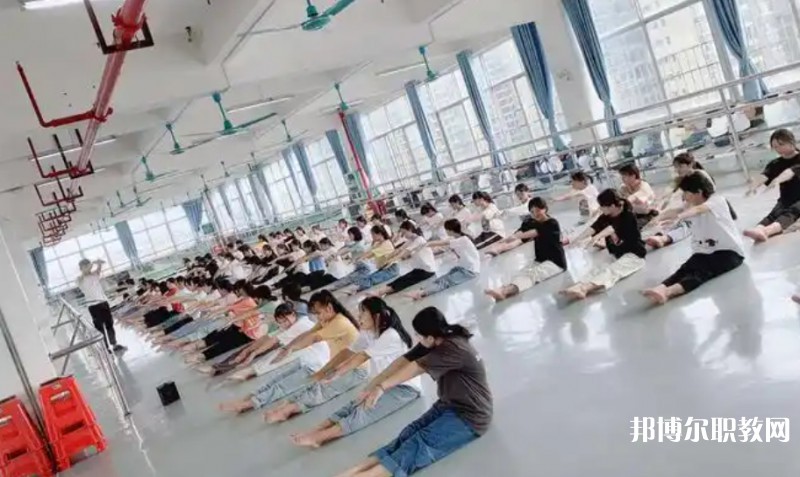 2025南寧商貿(mào)學(xué)校招生計(jì)劃 招生人數(shù)是多少(附要求、條件、對(duì)象)
